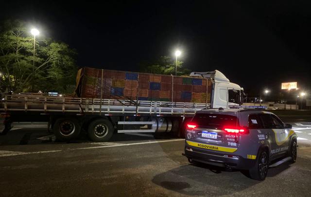 Polícia Rodoviária encontra 3 toneladas de maconha em carroceria de caminhão em Catanduva