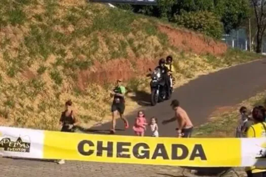 Maratonista quase perde corrida na reta final por causa do marido