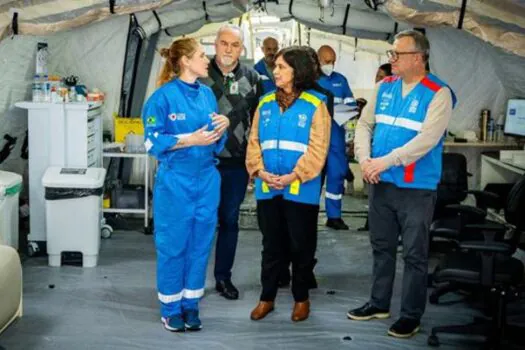 Ministra da Saúde visita hospital de campanha e abrigo em Porto Alegre