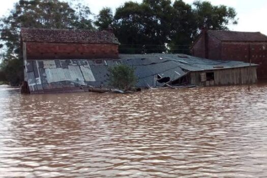 Nova cheia do Lago Guaíba cria fortes ondas em Porto Alegre