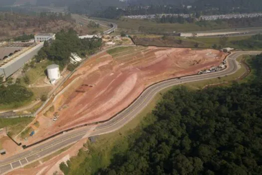 Prefeito Orlando Morando vistoria avanço das obras de moradia no Monte Sião e Silvina Audi