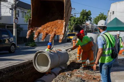 Auricchio vistoria obras de combate a enchentes do ReFundação