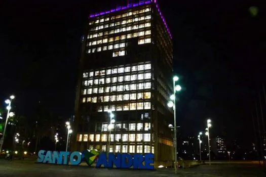 Santo André ilumina prédios de roxo para conscientizar sobre doenças inflamatórias intestinais