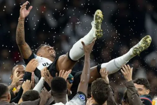 Paulinho recebe homenagens em emotivo adeus ao Corinthians: ‘Privilegiado e lisonjeado’