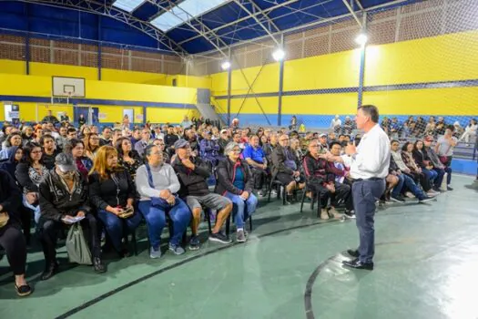 Prefeito Orlando Morando entrega escrituras a 100 famílias do Jardim Marco Polo II