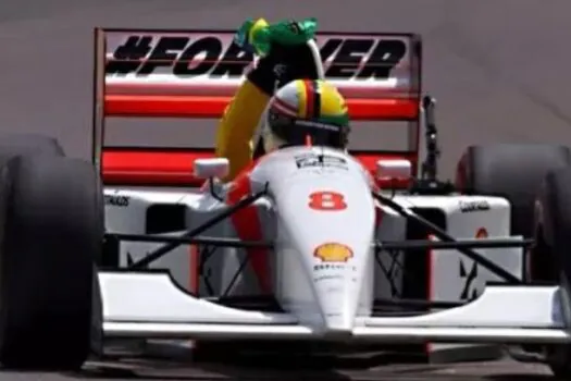 Sebastian Vettel se emociona ao guiar McLaren de Senna e carregar bandeira do Brasil