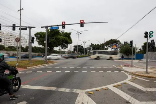 São Caetano inicia instalação de novos semáforos inteligentes na Avenida Goiás