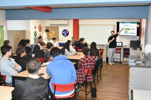 Estudantes esclarecem dúvidas durante encontro profissional do Singular