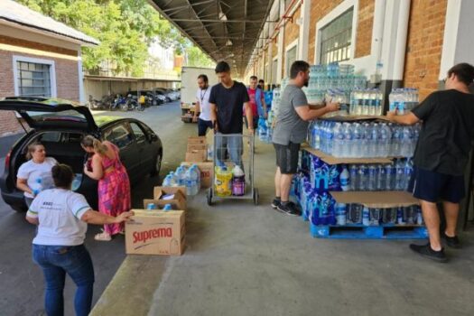 Voluntários auxiliam na organização das doações no Fundo Social que irão para o RS