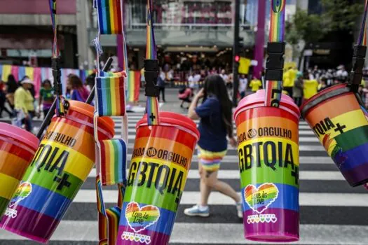 Participantes da 28ª edição da Parada LGBT aprovam estrutura do evento