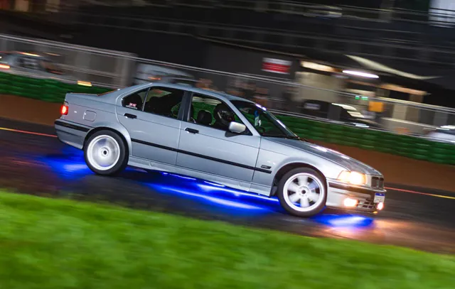 BMW 325I ano 1994 na pista durante o evento – foto – divulgação