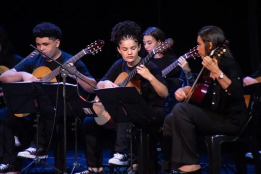 Camerata de Violões do Guri de Santos toca no Theatro São Pedro, na cidade de São Paulo