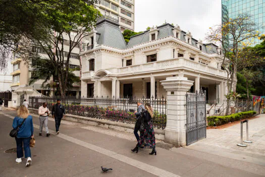 Férias na Casa das Rosas: museu oferece contação de histórias, música e performance