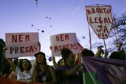 Ausência do Estado distancia meninas e mulheres do aborto legal