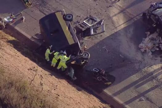 Acidente entre van e carro deixa criança e homem mortos na BR-040 em MG