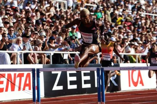 Alison dos Santos vence com sobra nos 400 m com barreiras na Suécia