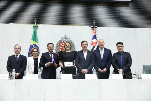 APAS recebe colar de honra ao mérito em solene presidida pela deputada Carla Morando