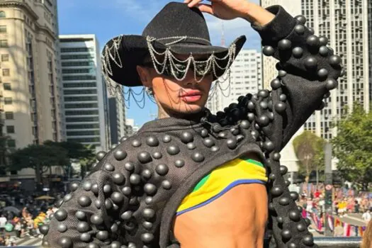 Grag Queen brilha com look estilizado e celebra o orgulho na Parada LGBT+