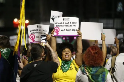 Manifestantes protestam contra PL do Aborto 