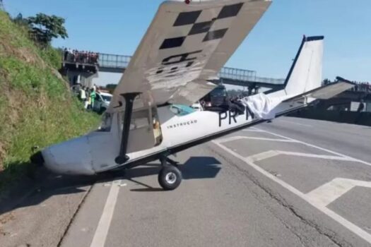 Avião faz pouso de emergência e interdita rodovia na Grande São Paulo