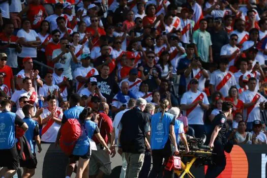 Bandeirinha passa mal e desmaia no campo durante jogo da Copa América