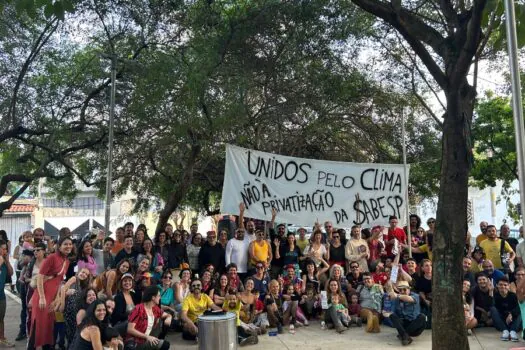 Blocos de carnaval de São Paulo se reuniram neste domingo em ato contra a privatização da Sabesp