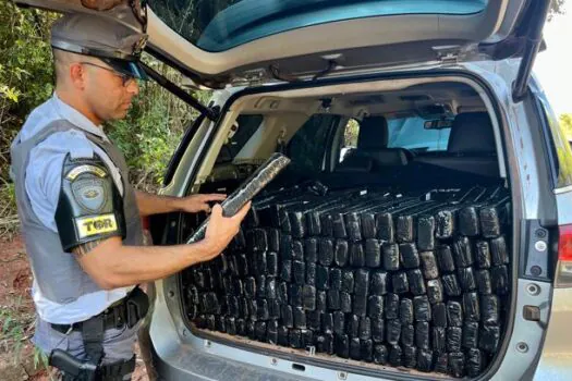 Motorista foge de abordagem e abandona carro com 500 kg de maconha no interior de SP