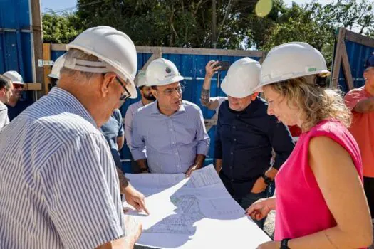 Auricchio vistoria obras de construção do CEEC  do Bairro Mauá 