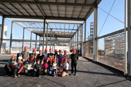 Pais de estudantes da Emeb Carlos Drummond visitam obras do CEU de Diadema