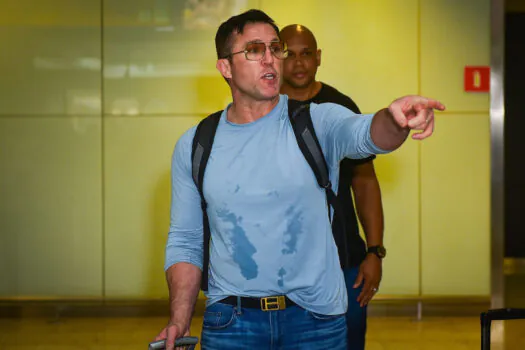 Chael Sonnen chega a São Paulo para duelo contra Anderson Silva na Spaten Fight Night