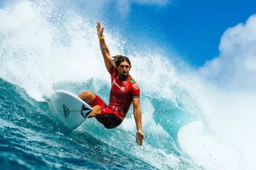 Chumbinho volta ao circuito mundial após acidente que quase o tirou do surfe