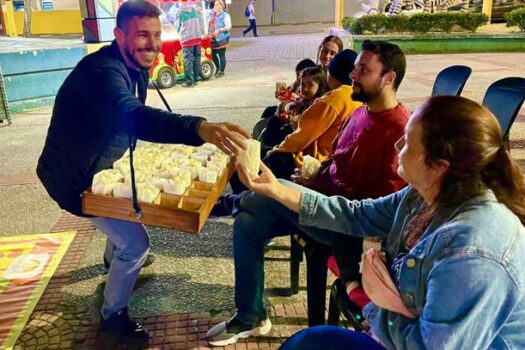 Com pipoca gratuita, CineSolarzinho transforma Vila do Doce em cinema a céu aberto