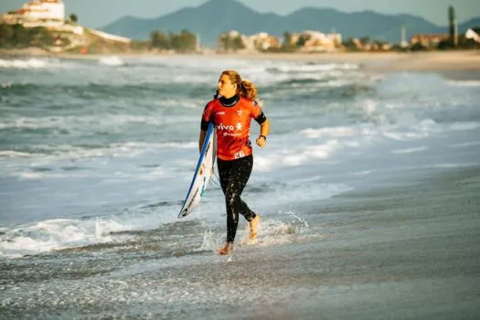 Circuito Mundial de Surfe chega à praia de Itaúna, em Saquarema