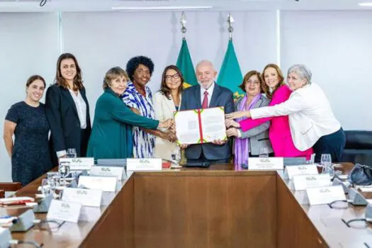 Presidente Lula sanciona lei que fortalece o combate integrado à violência doméstica e familiar contra a mulher