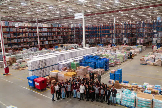 Estudantes visitam loja e centro logístico da COOP