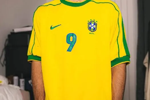 Nike relança camisa utilizada pela seleção na Copa de 1998 por R$ 899