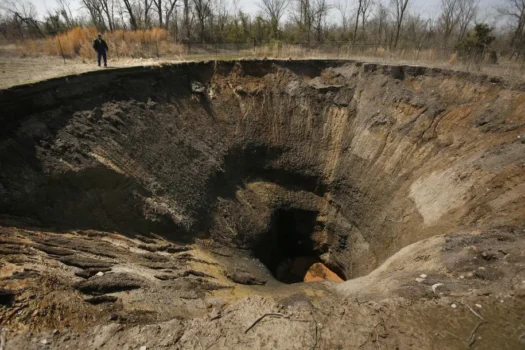 Cratera misteriosa com 30 m de diâmetro surge em parque nos EUA