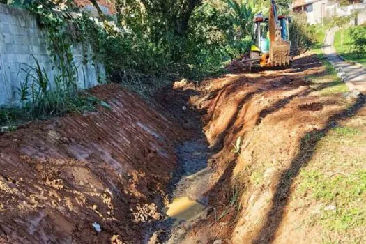 Ribeirão Pires desassoreia 600 metros de rio e faz roçagem no Rancho Alegre