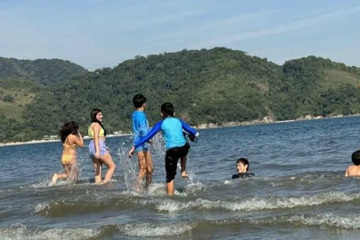 Estudantes de Diadema vivem dia de diversão na praia