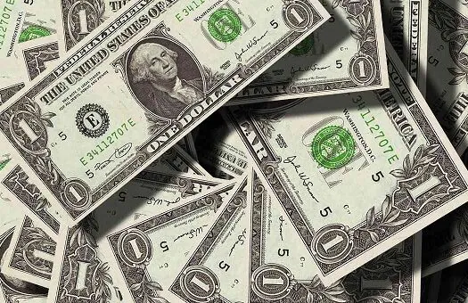 Dólar cai para R$ 5,50 após queda na criação de empregos