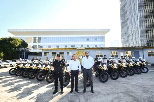 Em São Bernardo, prefeito Orlando Morando entrega 14 novas motos para a GCM