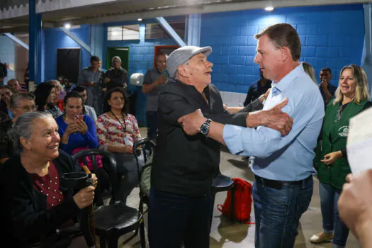 Prefeito Orlando Morando entrega escrituras a 46 famílias do Royal Park