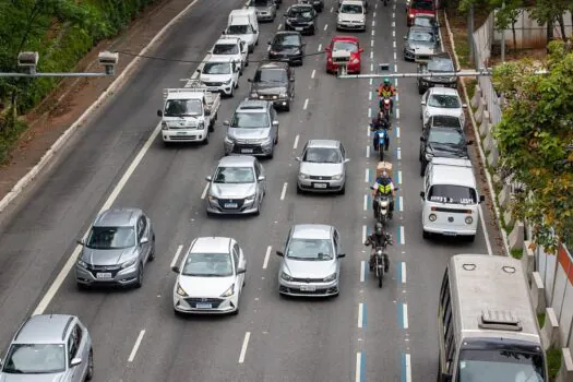 Implantação de faixa azul para motos é concluída no Minhocão, em SP