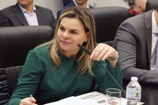 Carla Morando quer que prestadoras de serviços ofereçam a opção de falar com o atendente no primeiro menu da ligação