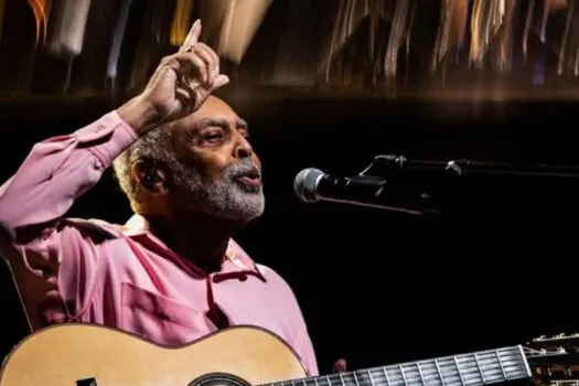 Gilberto Gil é homenageado na Uerj por contribuições culturais ao país