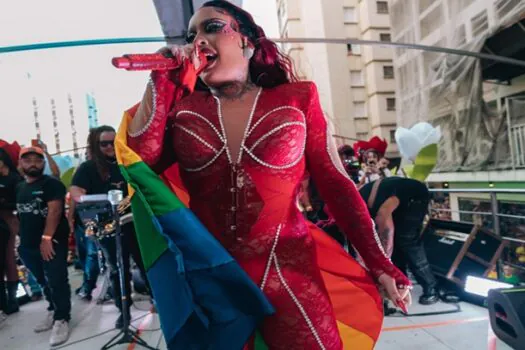 Gloria Groove reúne milhares de fãs na Parada do Orgulho LGBT+ em São Paulo