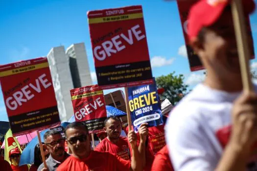 Funcionários seguem em greve, e volta às aulas nas universidades é prejudicada