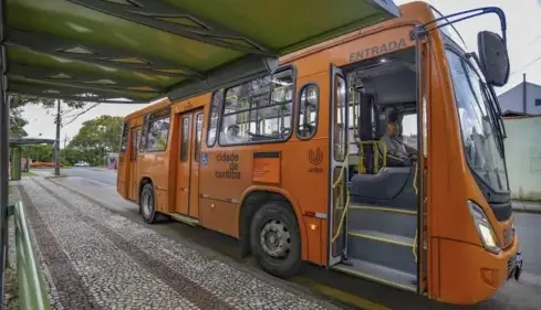 Homem é morto dentro de ônibus em Curitiba após defender duas vítimas de homofobia