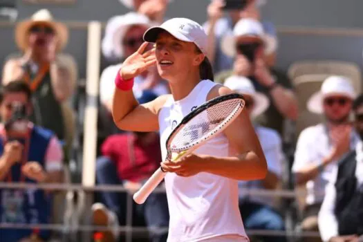 Iga Swiatek ‘nadaliza’ Roland Garros e é tricampeã