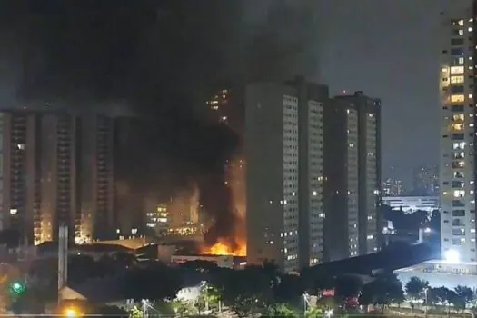 Incêndio atinge ônibus e caminhão na Barra Funda, em São Paulo